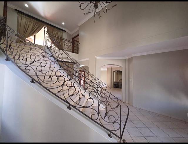 6 BEDROOM HOUSE FOR SALE IN MIDSTREAM ESTATE